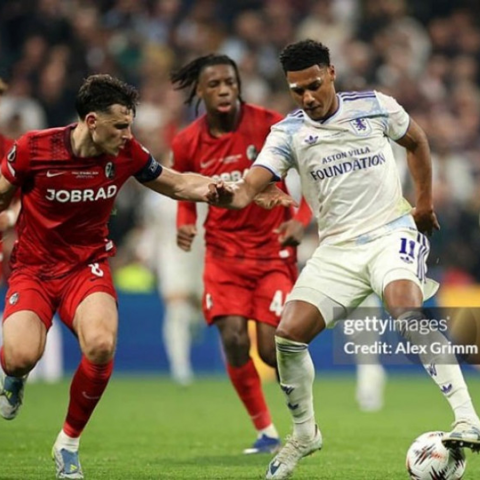  - Video bóng đá Freiburg - Aston Villa: Siêu phẩm liên hồi, lên ngôi mãn nhãn (Chung kết Europa League)