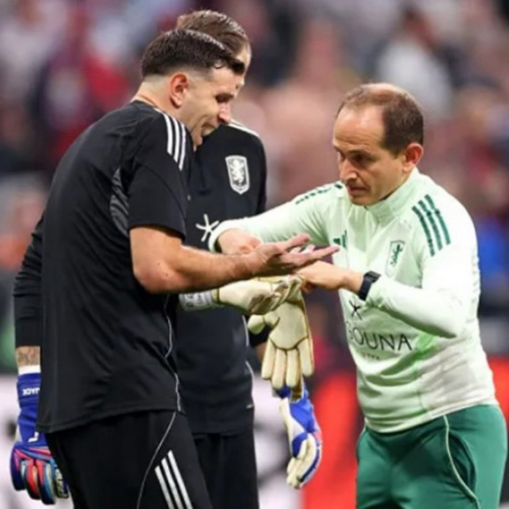  - Thủ môn Martinez bị gãy ngón tay, vẫn giúp Aston Villa vô địch Europa League