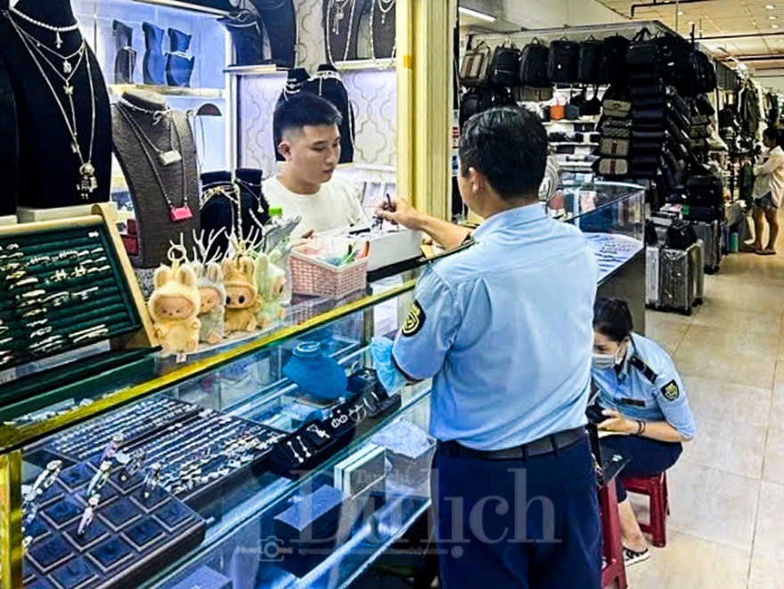 Kiểm tra đồng loạt các điểm nóng mua sắm du lịch nổi tiếng - 2