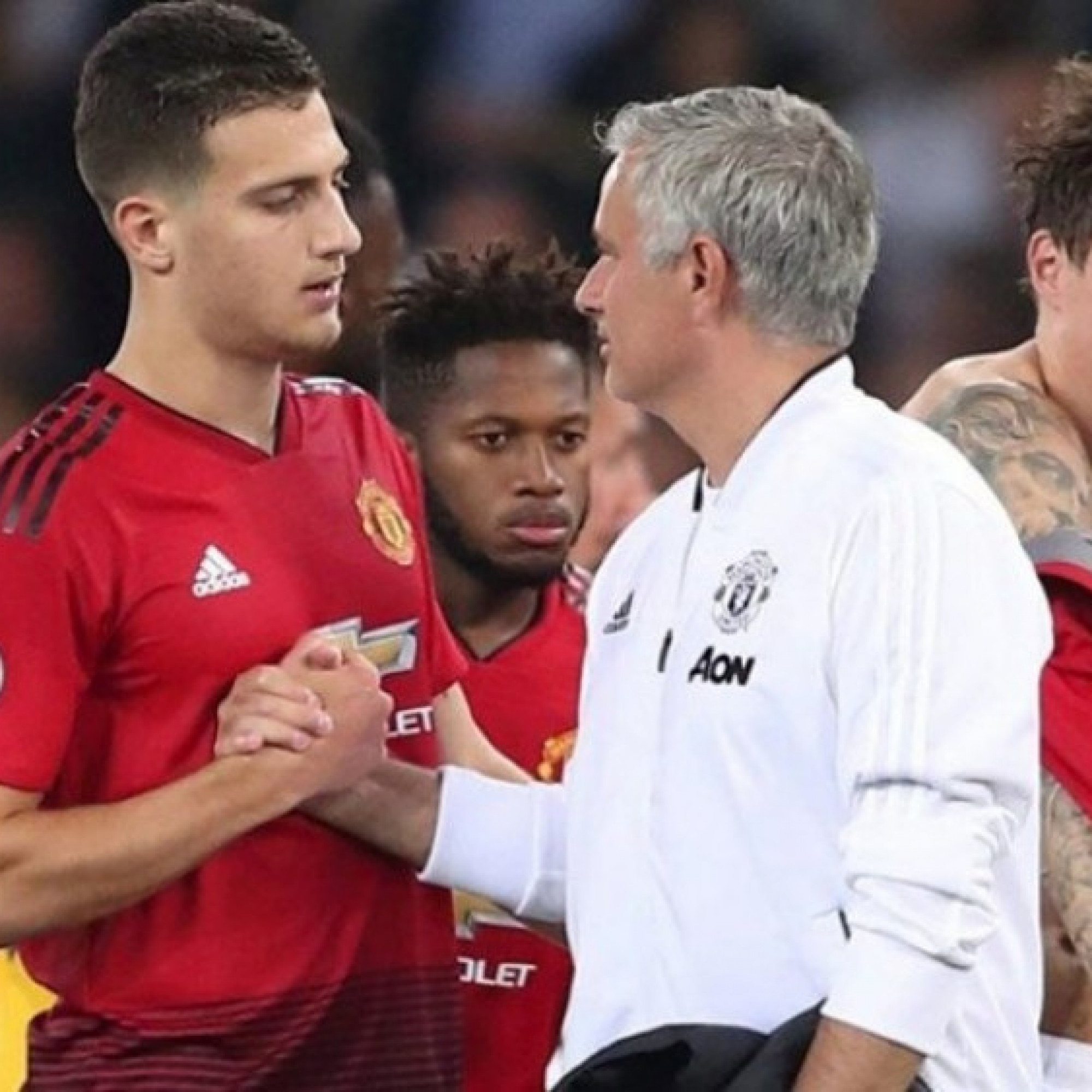  - Mourinho yêu cầu mua 2 cầu thủ cho Real Madrid, bao gồm Dalot của MU