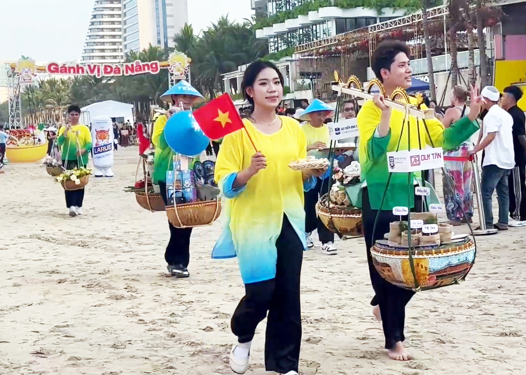 Du khách 'sôi bụng' với những gánh hàng rong độc đáo bên phố biển - 1