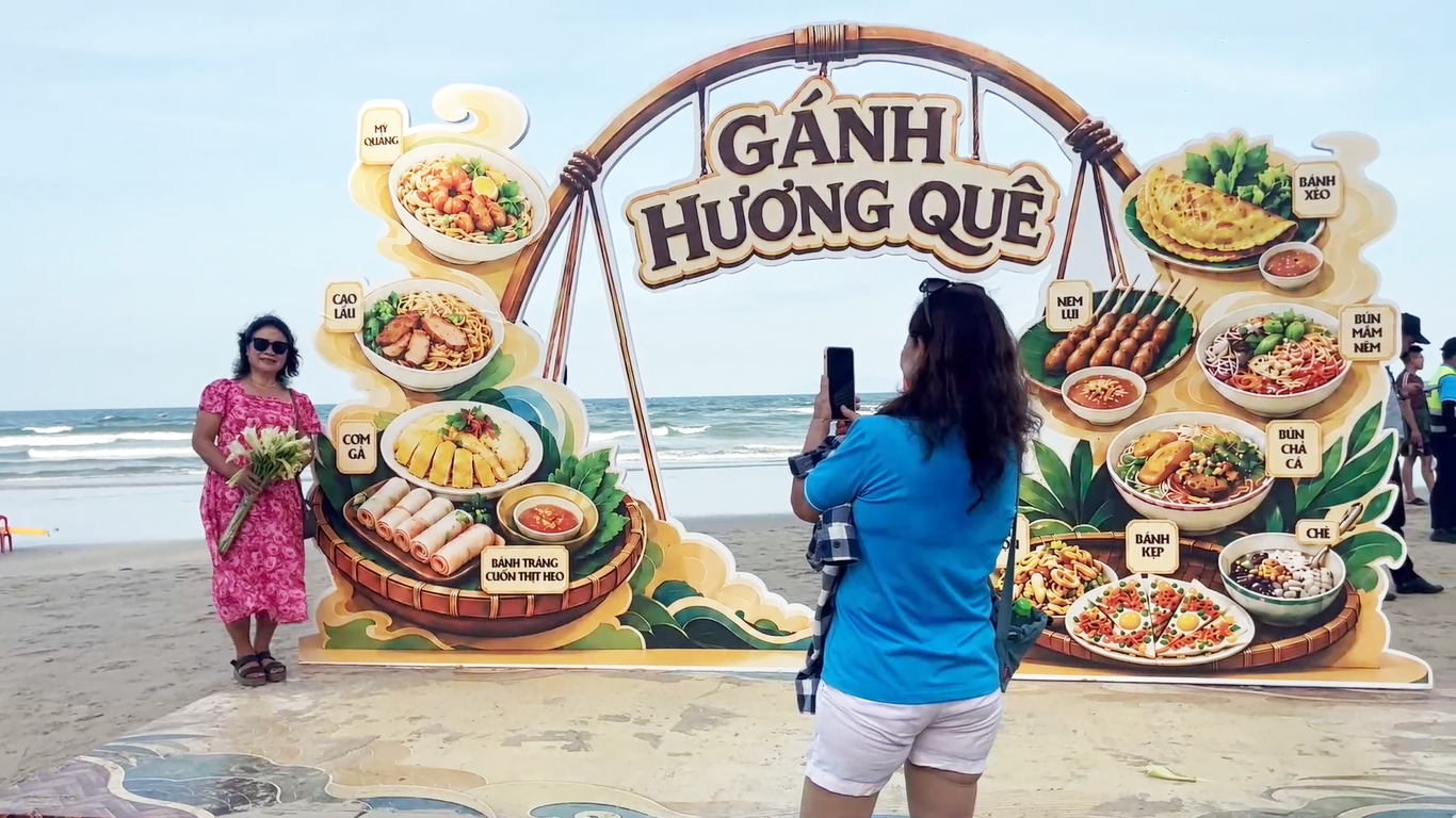 Du khách 'sôi bụng' với những gánh hàng rong độc đáo bên phố biển - 2