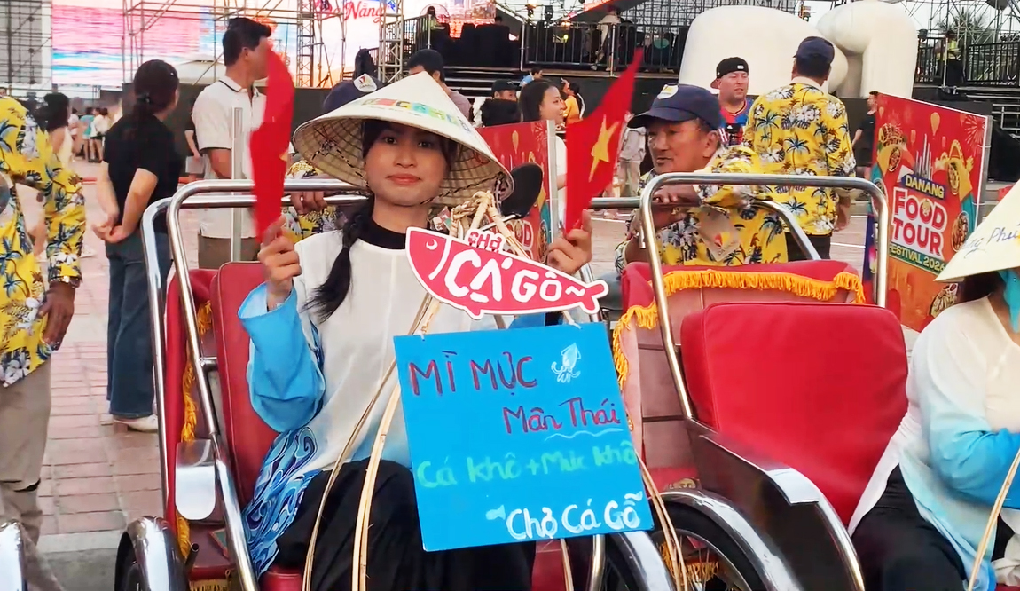 Du khách 'sôi bụng' với những gánh hàng rong độc đáo bên phố biển - 3