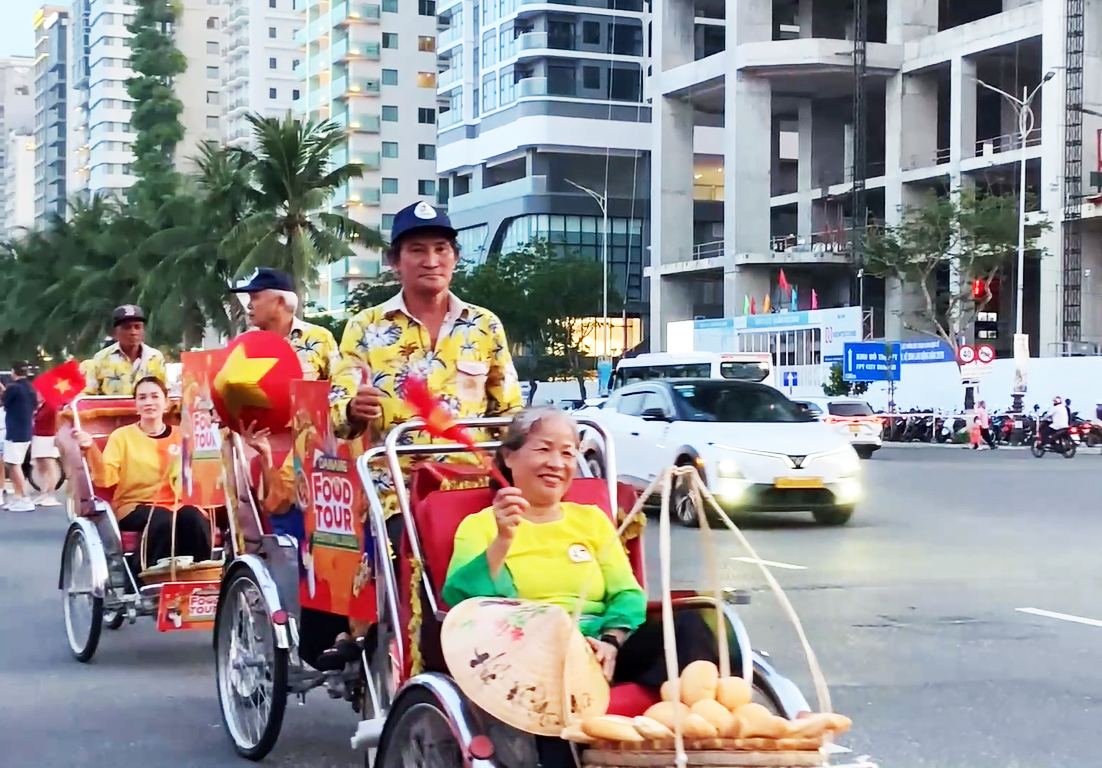 Du khách 'sôi bụng' với những gánh hàng rong độc đáo bên phố biển - 4
