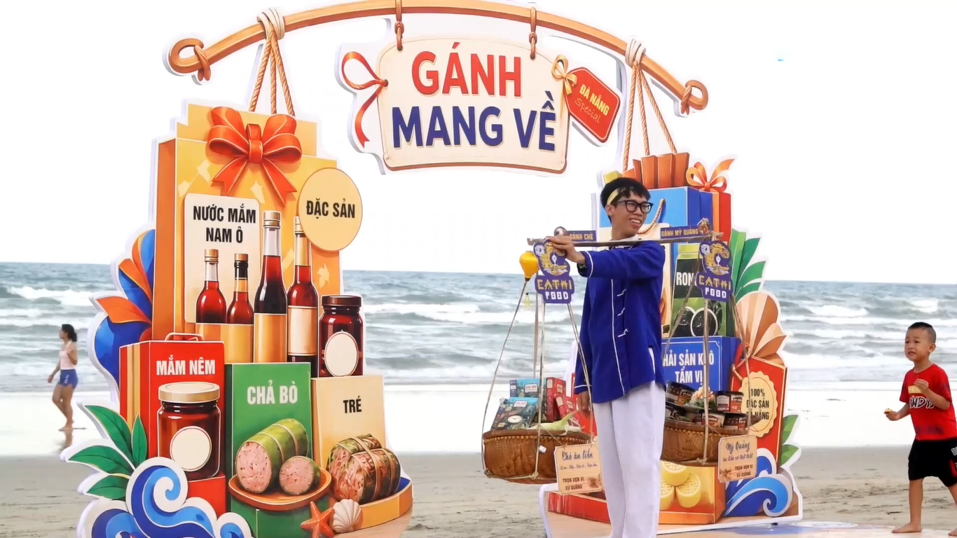 Du khách 'sôi bụng' với những gánh hàng rong độc đáo bên phố biển - 5