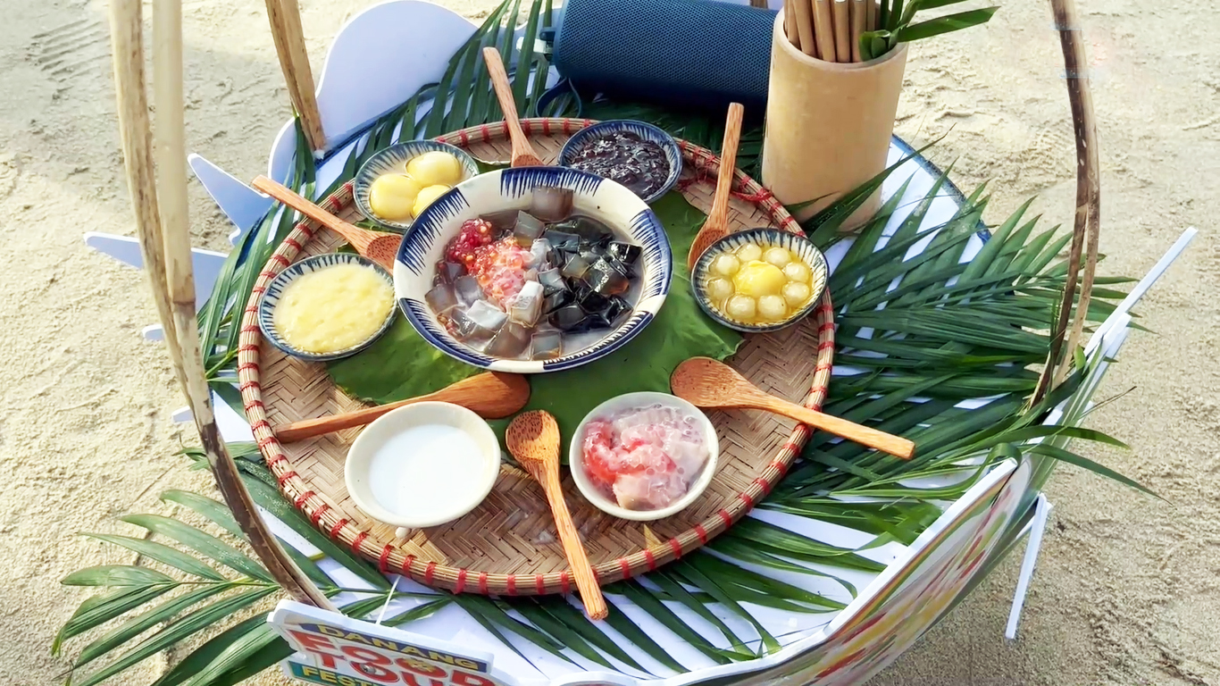 Du khách 'sôi bụng' với những gánh hàng rong độc đáo bên phố biển - 6