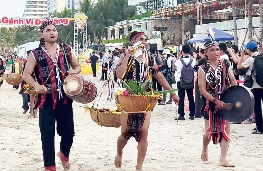 Du khách 'sôi bụng' với những gánh hàng rong độc đáo bên phố biển - 7