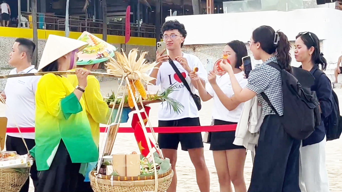 Du khách 'sôi bụng' với những gánh hàng rong độc đáo bên phố biển - 8