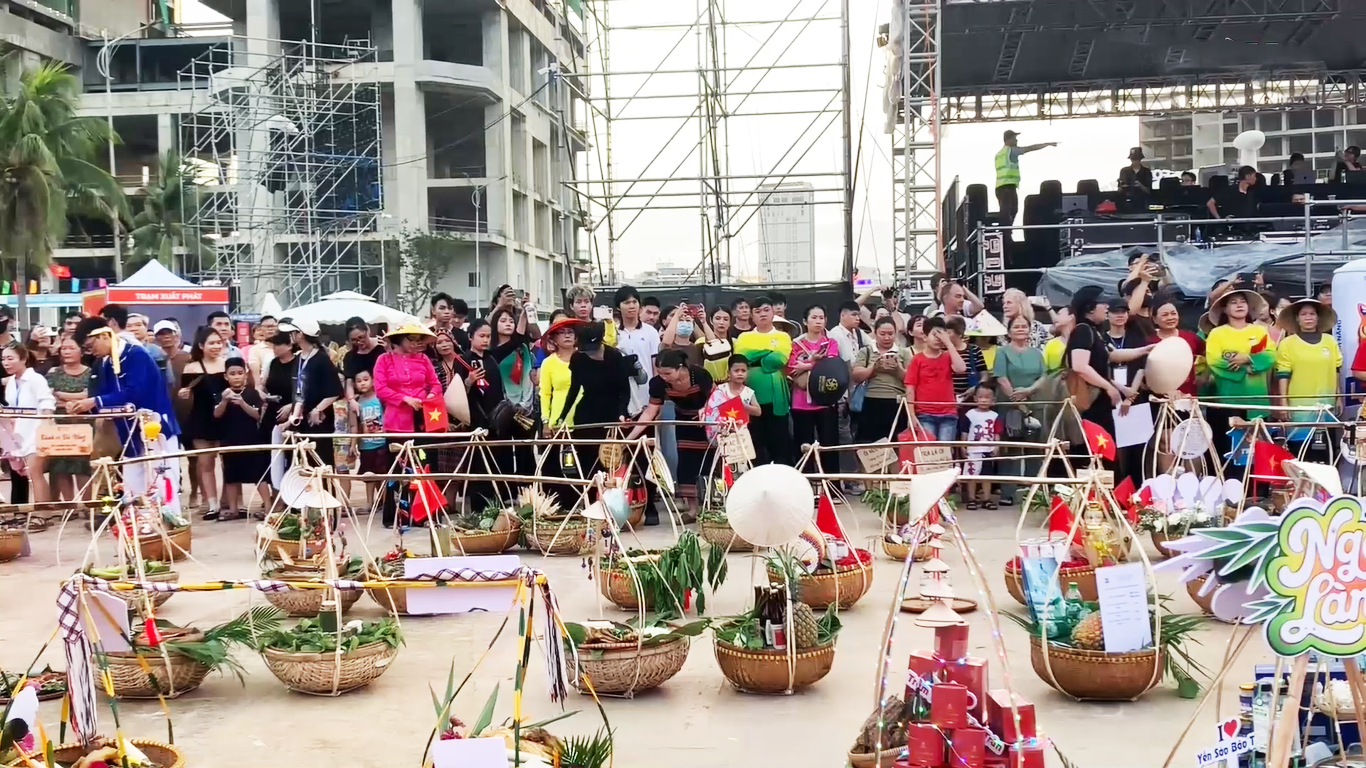 Du khách 'sôi bụng' với những gánh hàng rong độc đáo bên phố biển - 9
