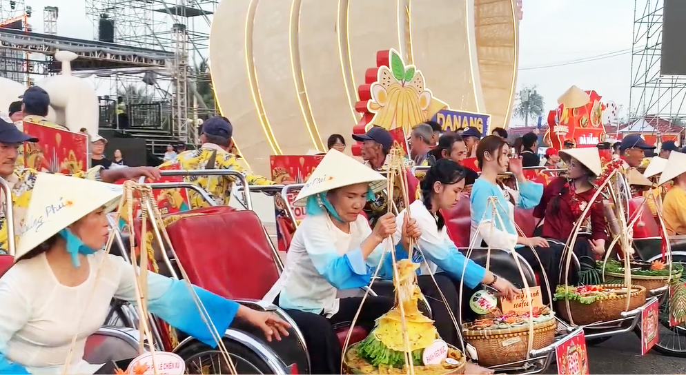 Du khách 'sôi bụng' với những gánh hàng rong độc đáo bên phố biển - 11