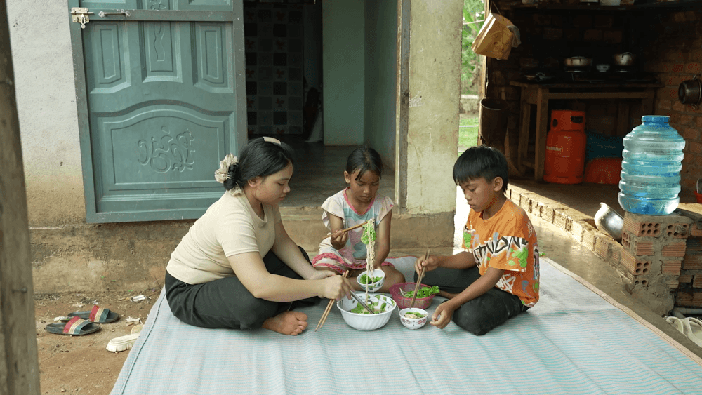 Ốc Thanh Vân, GiGi Hương Giang và Hưng Nguyễn nghẹn lòng trước cô bé 16 tuổi nghỉ học, thay cha mẹ nuôi hai em nhỏ mồ côi  - 2