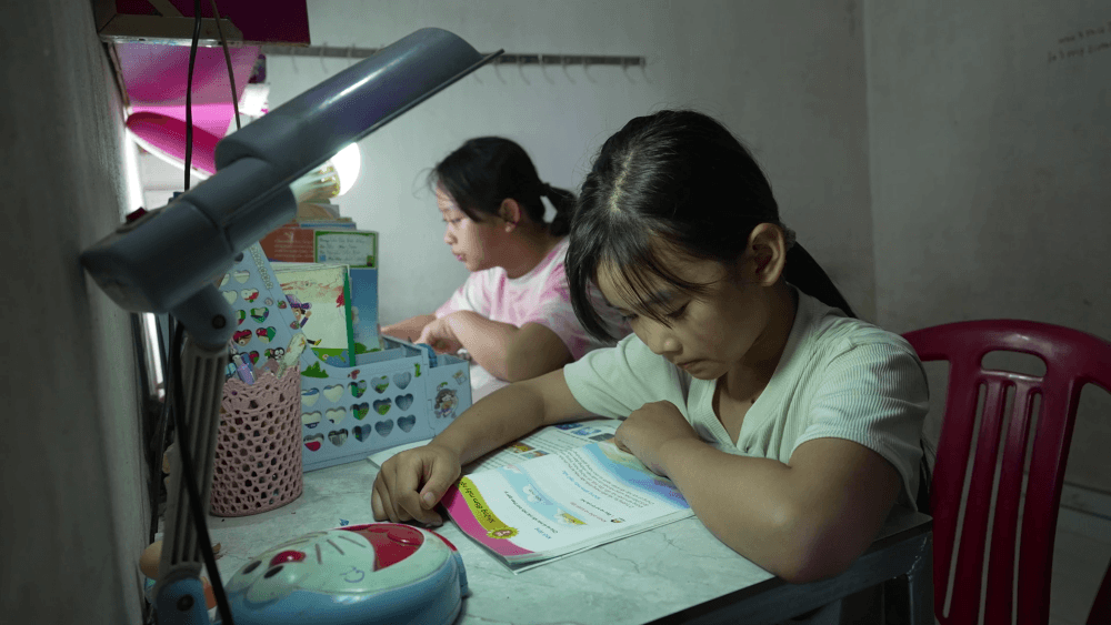 Ốc Thanh Vân, GiGi Hương Giang và Hưng Nguyễn nghẹn lòng trước cô bé 16 tuổi nghỉ học, thay cha mẹ nuôi hai em nhỏ mồ côi  - 8