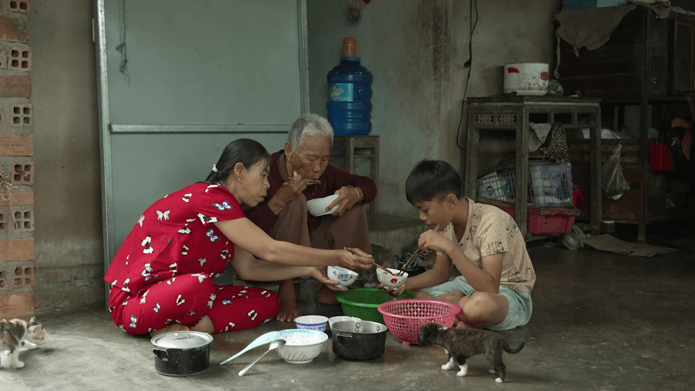 Hơn 200 triệu đồng được trao cho các em nhỏ có hoàn cảnh khó khăn trong Mái ấm gia đình Việt - Tập 187 - 2