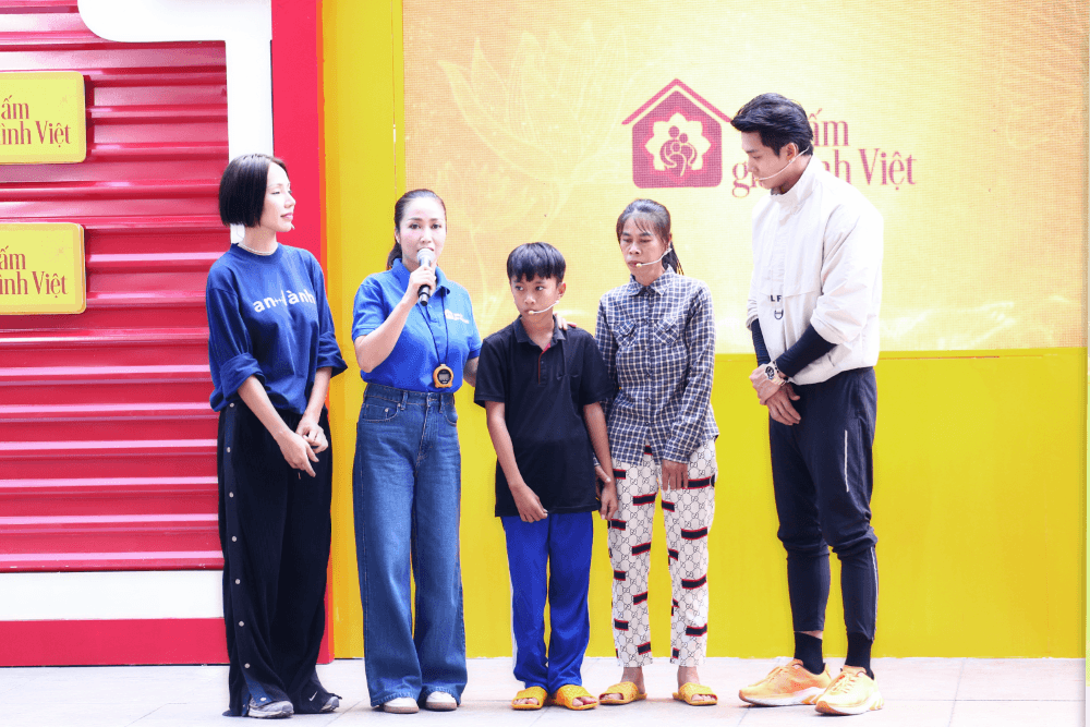 Hơn 200 triệu đồng được trao cho các em nhỏ có hoàn cảnh khó khăn trong Mái ấm gia đình Việt - Tập 187 - 3