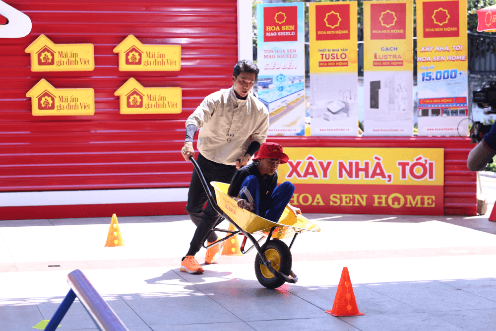 Hơn 200 triệu đồng được trao cho các em nhỏ có hoàn cảnh khó khăn trong Mái ấm gia đình Việt - Tập 187 - 4