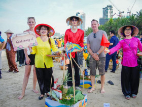  - Du khách 'sôi bụng' với những gánh hàng rong độc đáo bên phố biển