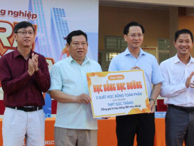 - Bí thư phường ở Cần Thơ tặng học bổng 180 triệu đồng cho sinh viên cao đẳng FPT