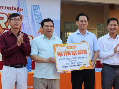  - Bí thư phường ở Cần Thơ tặng học bổng 180 triệu đồng cho sinh viên cao đẳng FPT