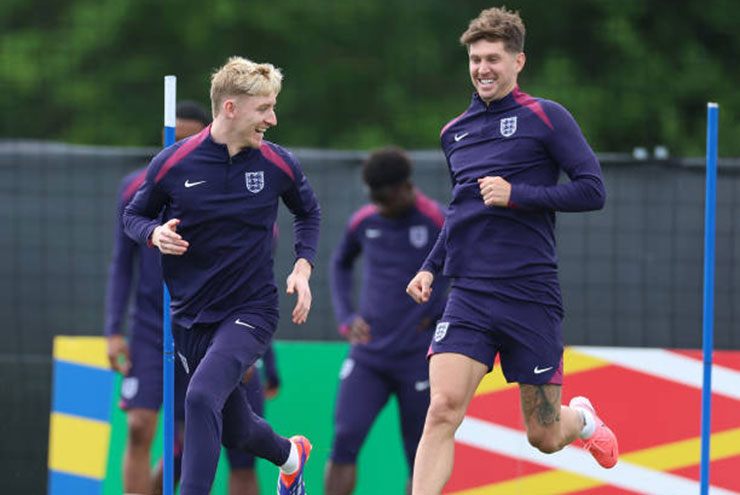 Tin nóng chuyển nhượng 23/5: Sếp Bayern xác nhận quan tâm đến Gordon, bác tin đồn John Stones - 1