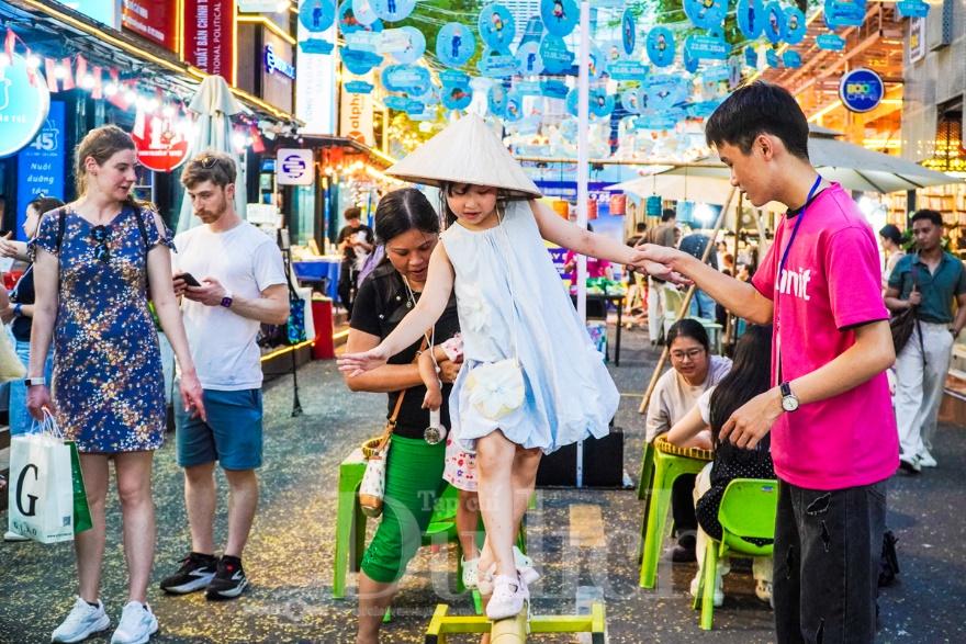 Ăn chè bưởi, xem Hát Bội: Tọa độ check-in đêm hot nhất TP.HCM cuối tuần này có gì? - 1