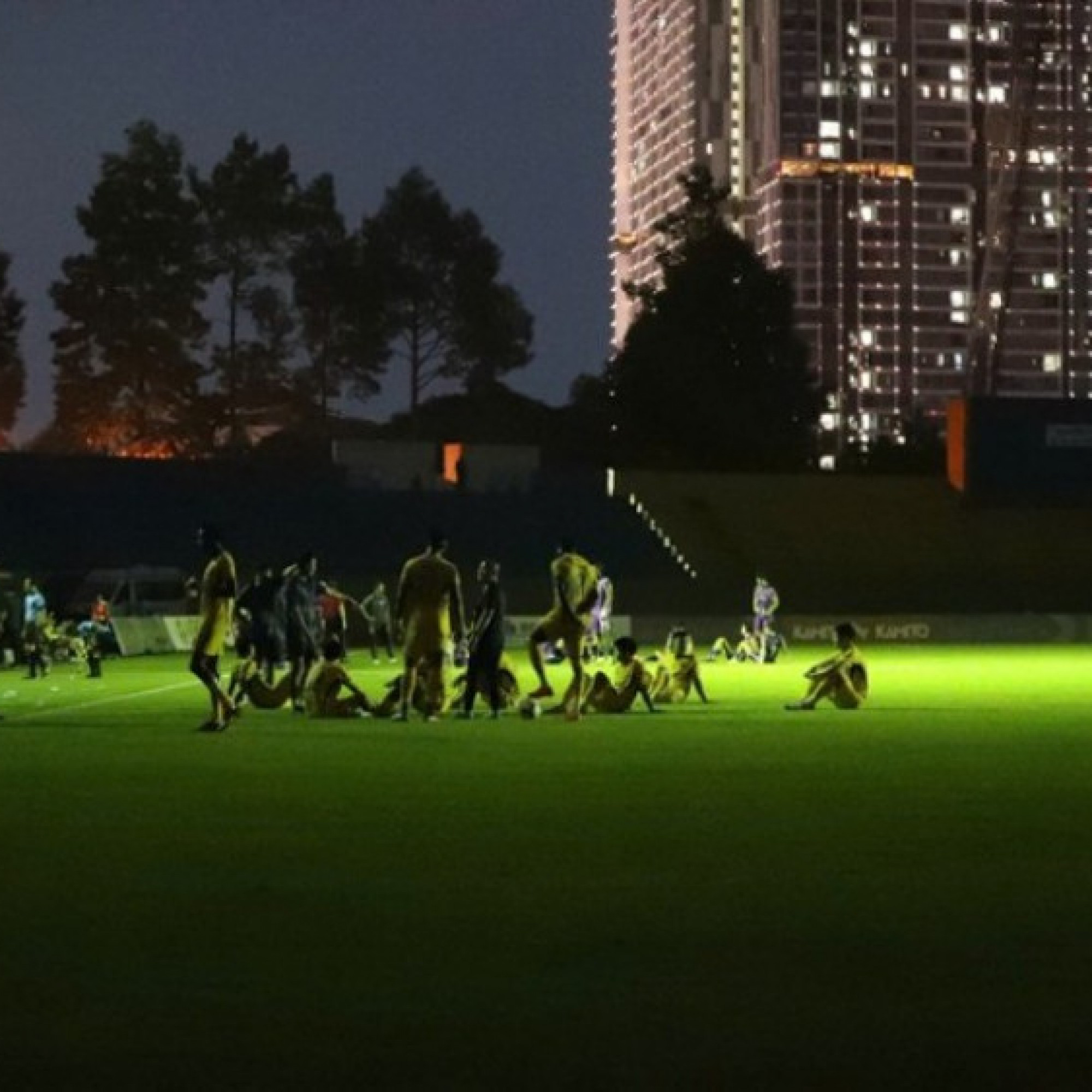  - Công Vinh dự khán, bất ngờ sự cố mất điện ở "chung kết ngược" V-League