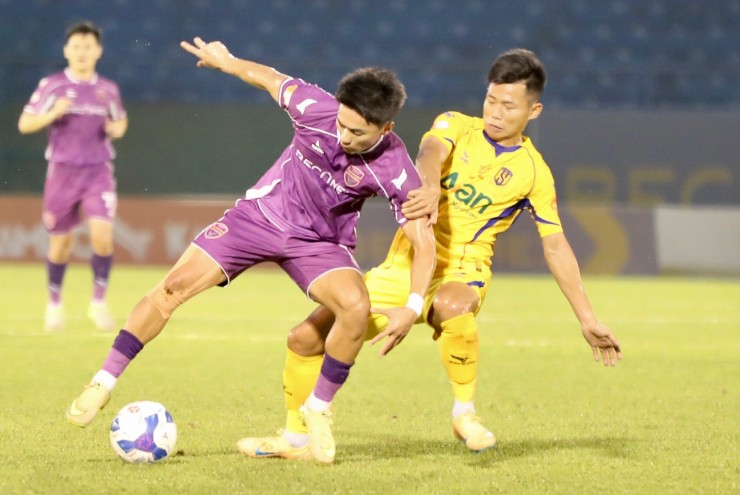 Video bóng đá Becamex TP HCM – SLNA: Bàn thắng quyết định, nghiệt ngã thẻ đỏ (V-League) - 1
