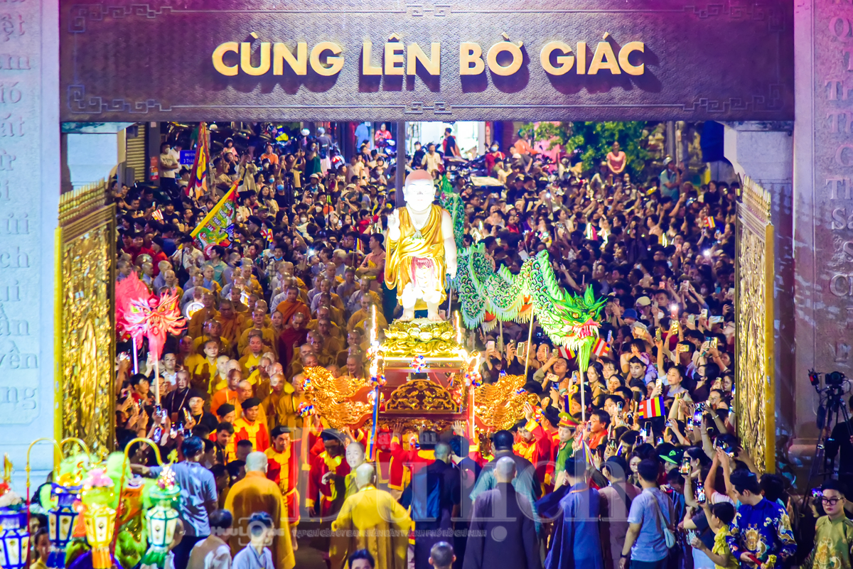 Lung linh sắc ngọc hào quang, vạn người hân hoan dự lễ Mộc dục linh thiêng - 4