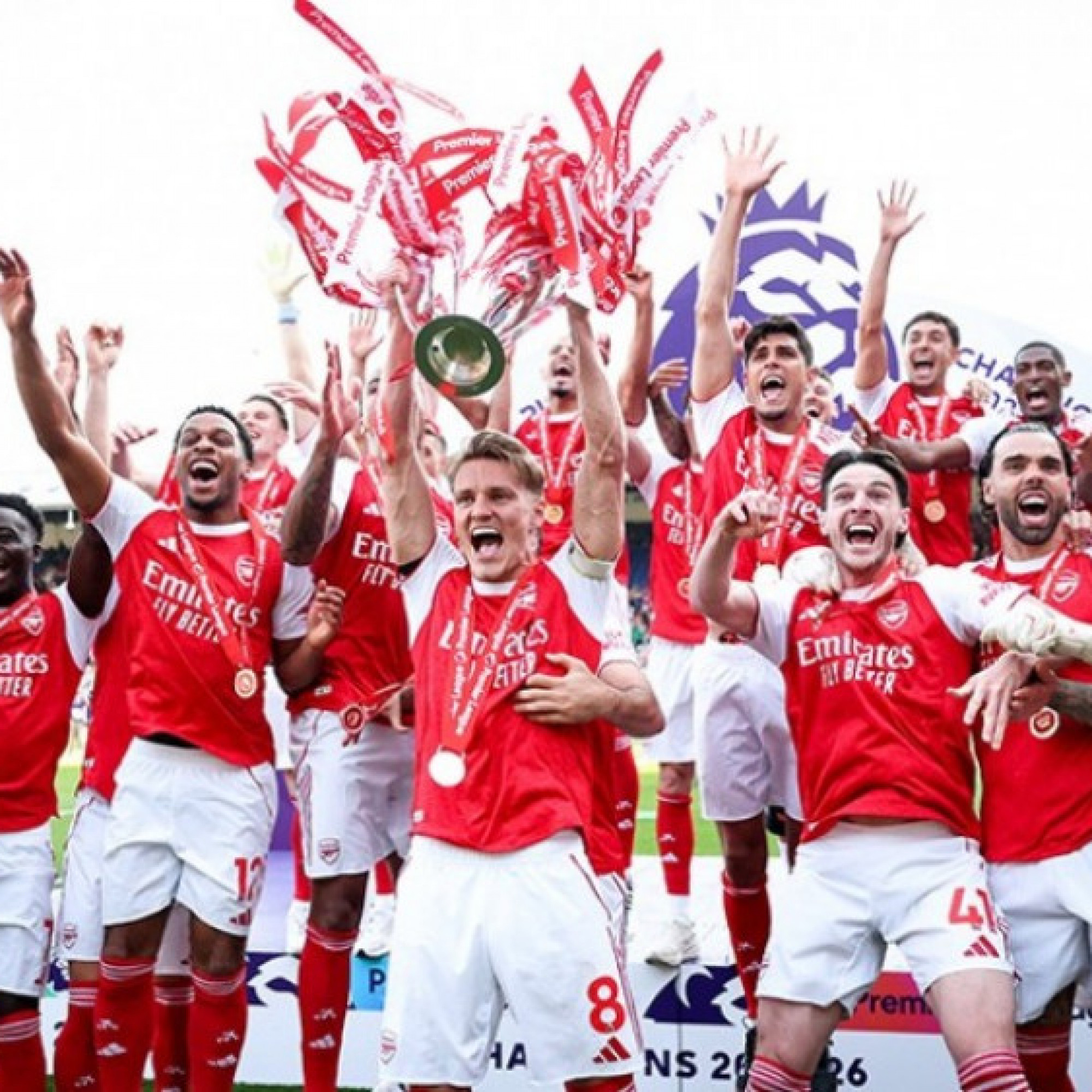  - Arsenal nâng cao chiếc cúp Ngoại hạng Anh, lập kỷ lục "vô tiền khoáng hậu"