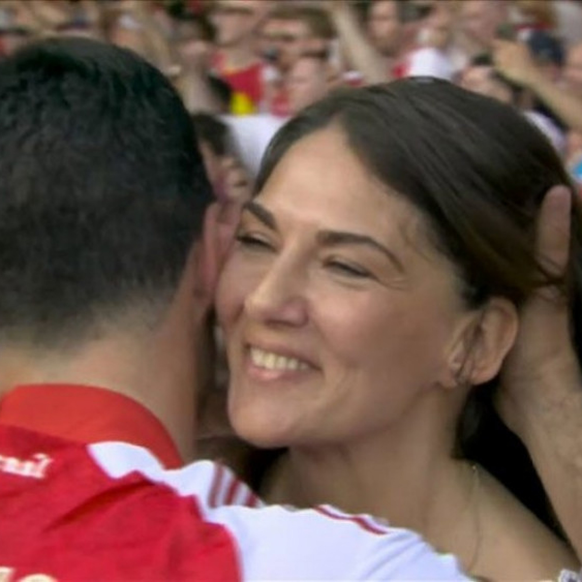  - HLV Arteta tình tứ ôm hôn vợ hoa hậu, ăn mừng Arsenal vô địch Ngoại hạng Anh