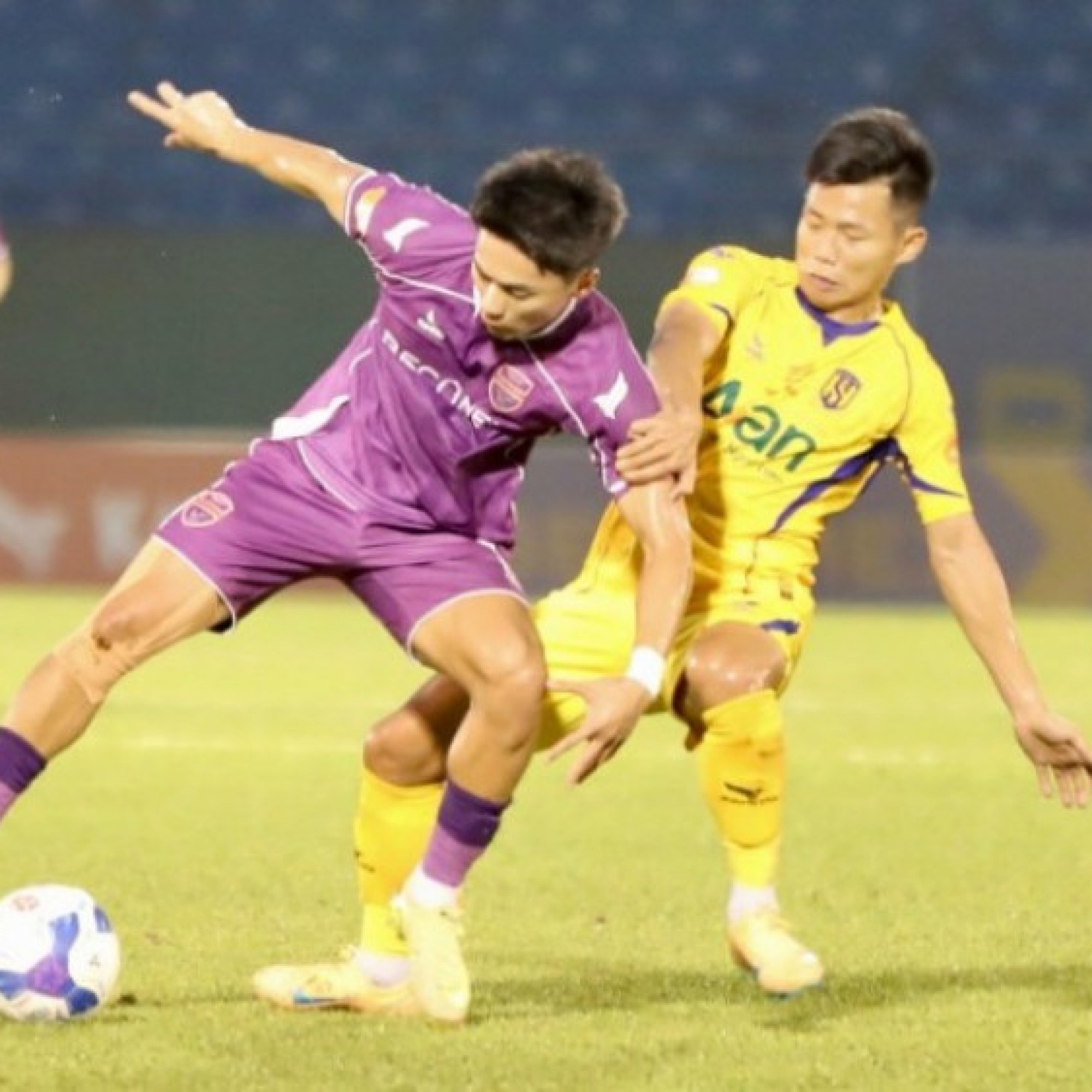 Thể thao - Video bóng đá Becamex TP HCM – SLNA: Bàn thắng quyết định, nghiệt ngã thẻ đỏ (V-League)