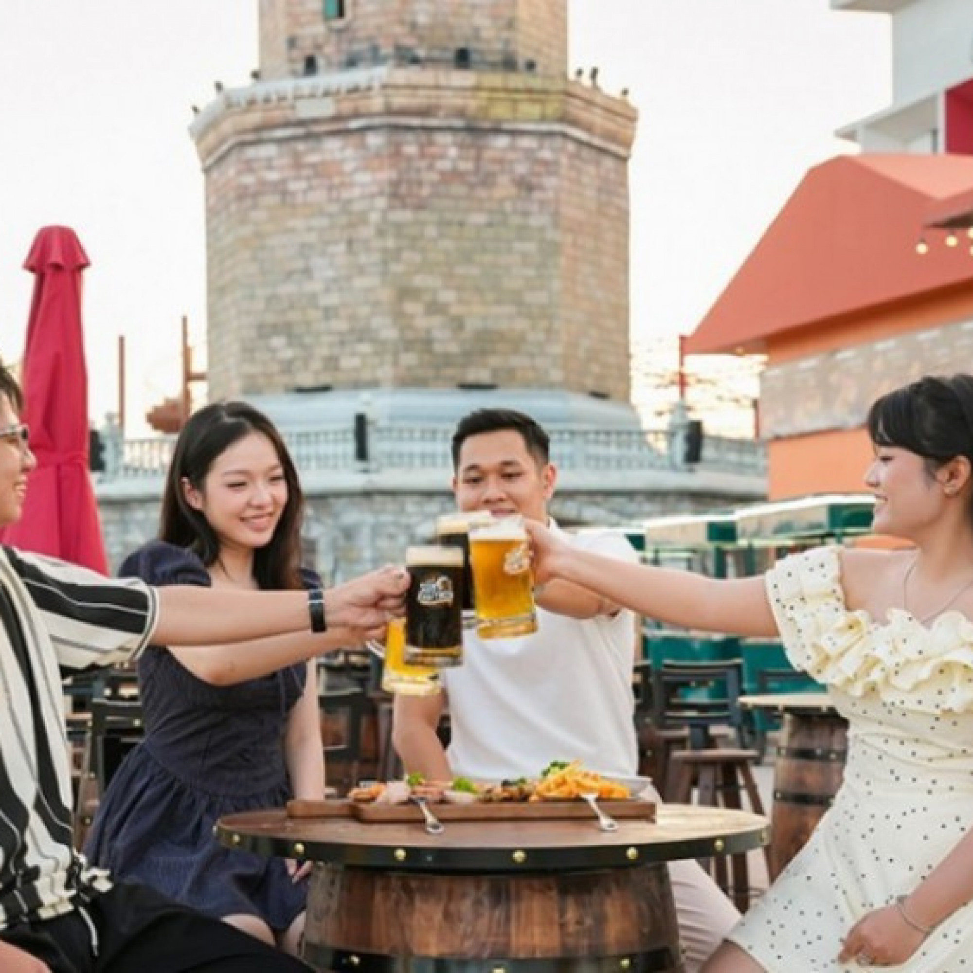  - Sun Bavaria Ha Long: Nhà hàng duy nhất tại Quảng Ninh sở hữu show diễn ánh sáng 3D Mapping và pháo hoa nghệ thuật hàng đêm
