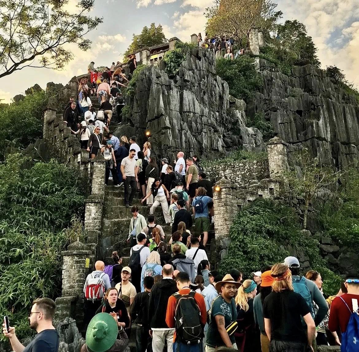 Đầm sen khổng lồ dưới chân núi Ngọa Long vào mùa đẹp nhất - 4