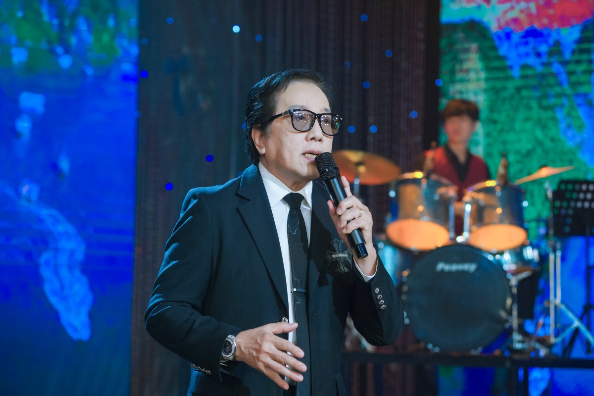 “Giọng ca vượt thời gian” Elvis Phương ra mắt ca khúc mới ở tuổi 81 - 2