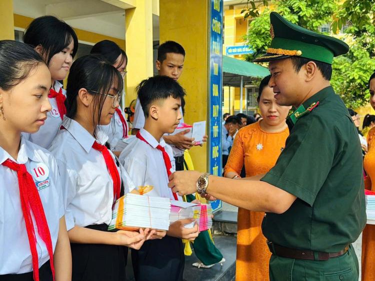 Học sinh vùng biên A Lưới nhận những món quà yêu thương