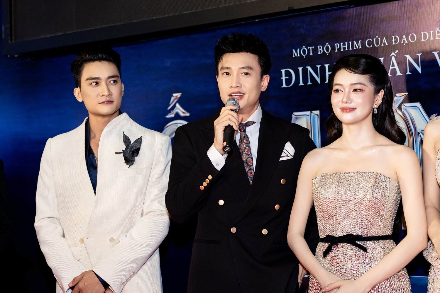 “Ốc mượn hồn” ra mắt hoành tráng, gần nửa showbiz Việt đội mưa đến ủng hộ Tiểu Vy - Quốc Trường - 2