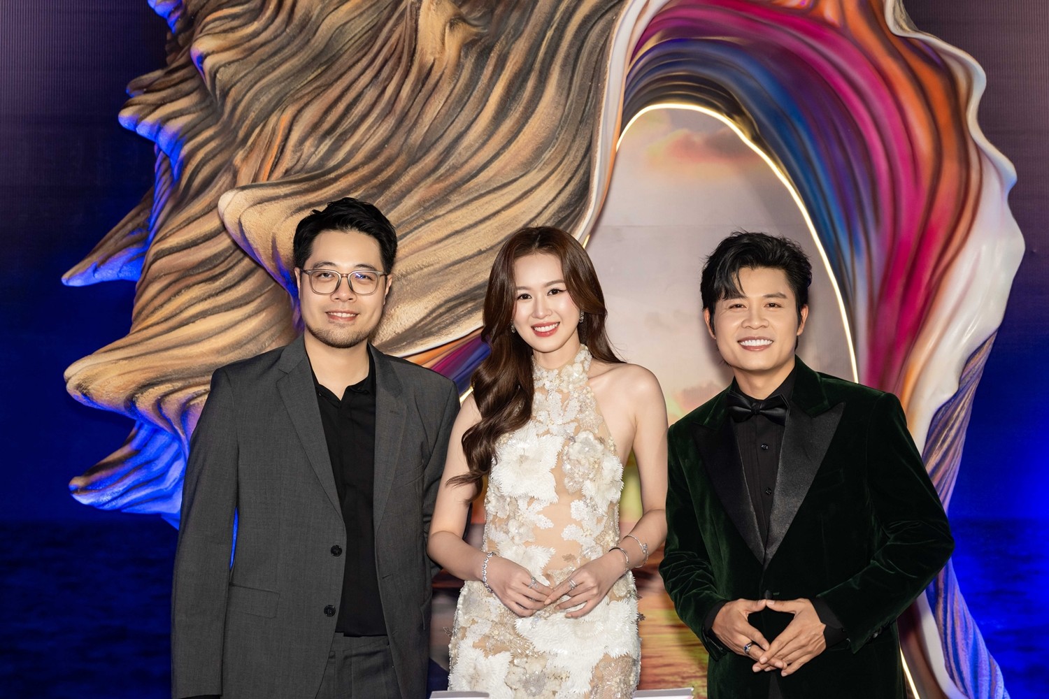 “Ốc mượn hồn” ra mắt hoành tráng, gần nửa showbiz Việt đội mưa đến ủng hộ Tiểu Vy - Quốc Trường - 3
