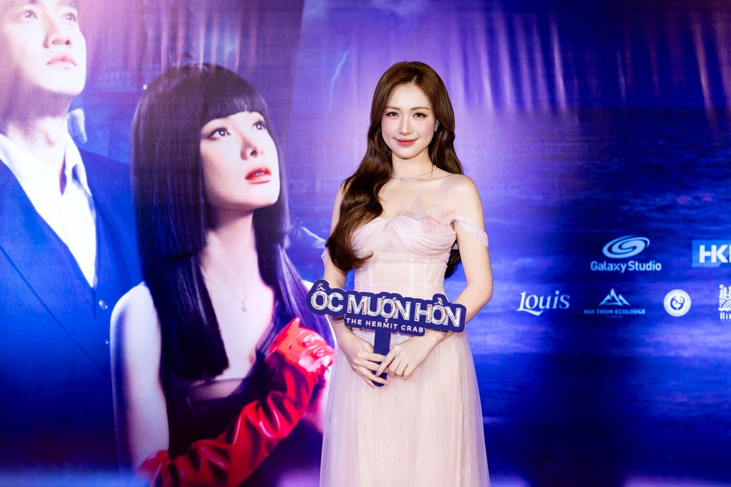 “Ốc mượn hồn” ra mắt hoành tráng, gần nửa showbiz Việt đội mưa đến ủng hộ Tiểu Vy - Quốc Trường - 5