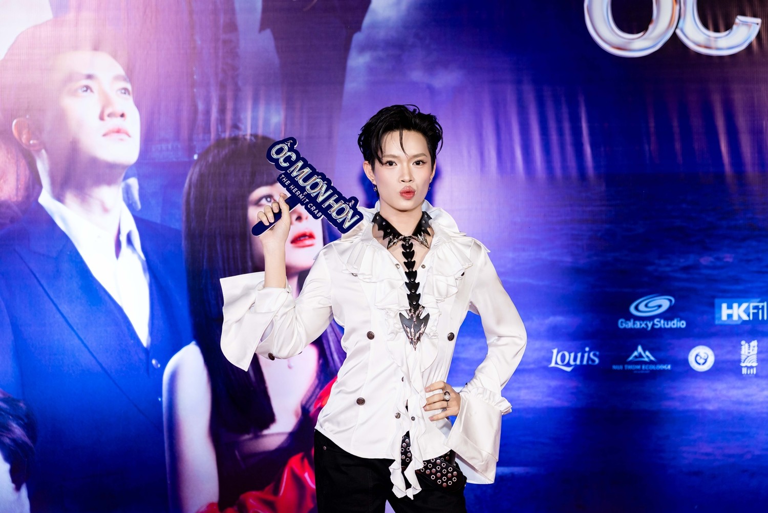 “Ốc mượn hồn” ra mắt hoành tráng, gần nửa showbiz Việt đội mưa đến ủng hộ Tiểu Vy - Quốc Trường - 6