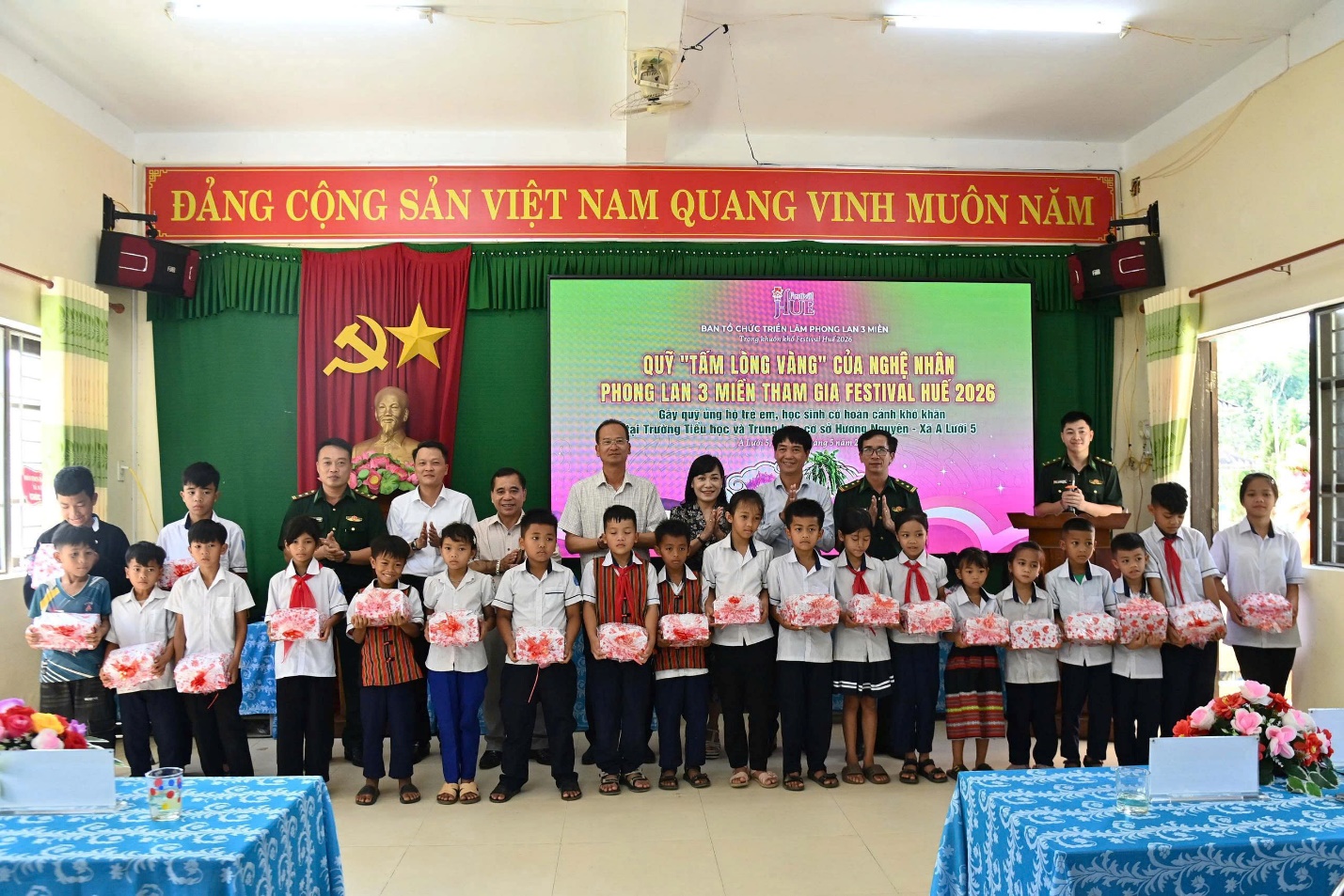 Học sinh vùng biên A Lưới nhận những món quà yêu thương - 1