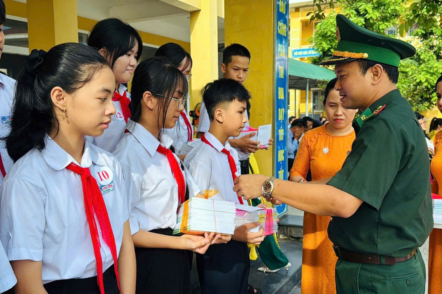 Học sinh vùng biên A Lưới nhận những món quà yêu thương - 2