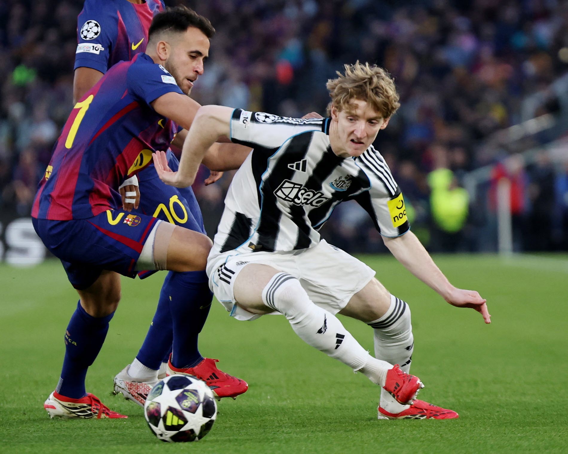 Barca "bỗng dưng giàu", mua Gordon và nhắm Alvarez: Tiền từ đâu ra? - 1