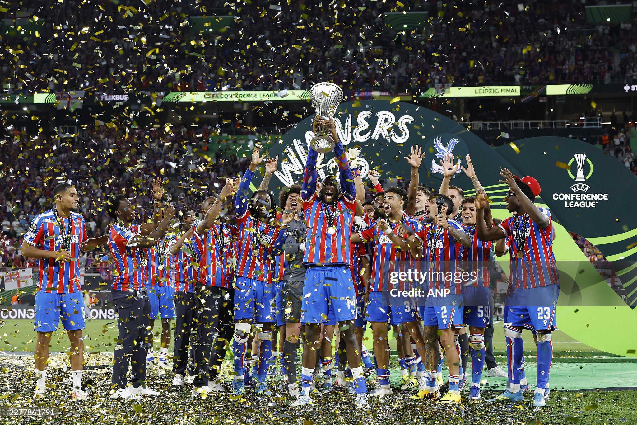 Crystal Palace vô địch Europa Conference League: Niềm vui vỡ òa, bật tung cảm xúc - 11