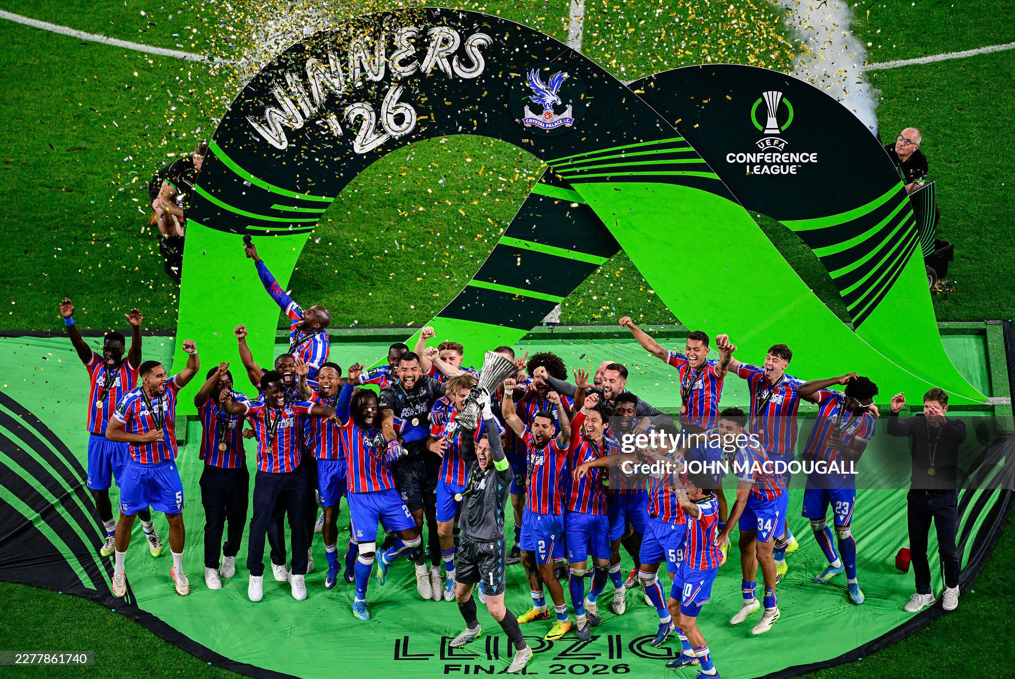 Crystal Palace vô địch Europa Conference League: Niềm vui vỡ òa, bật tung cảm xúc - 12