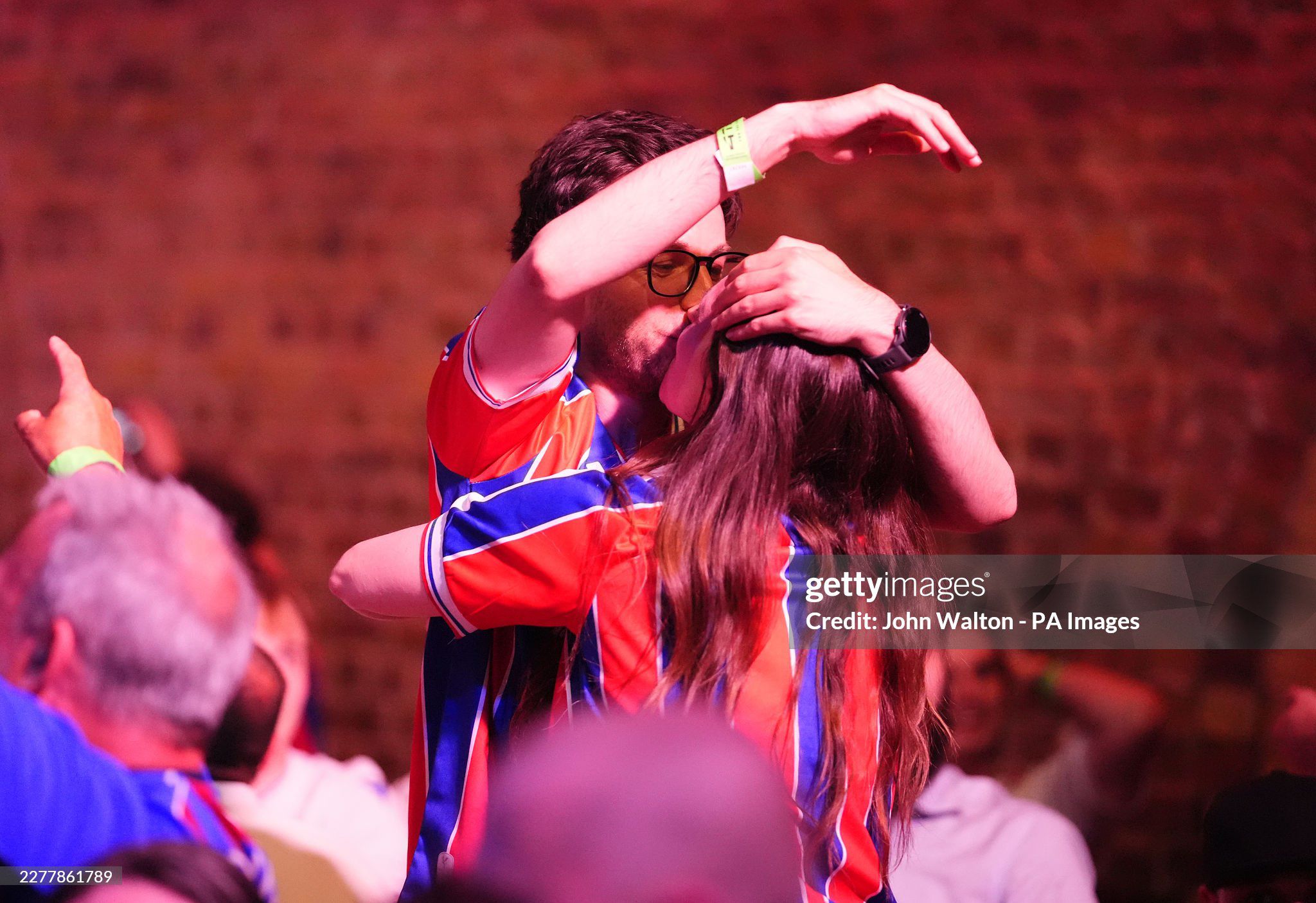 Crystal Palace vô địch Europa Conference League: Niềm vui vỡ òa, bật tung cảm xúc - 7