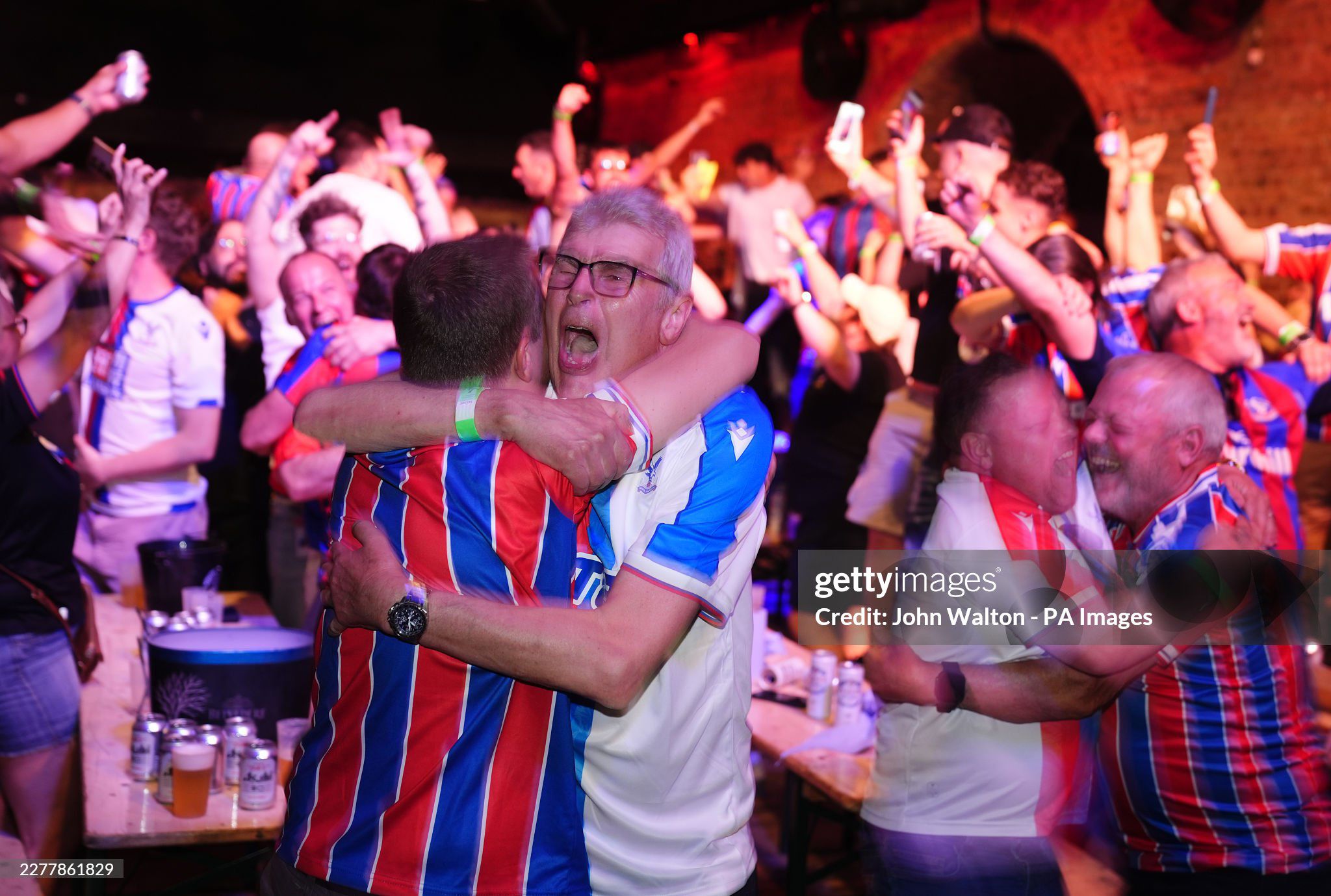 Crystal Palace vô địch Europa Conference League: Niềm vui vỡ òa, bật tung cảm xúc - 8
