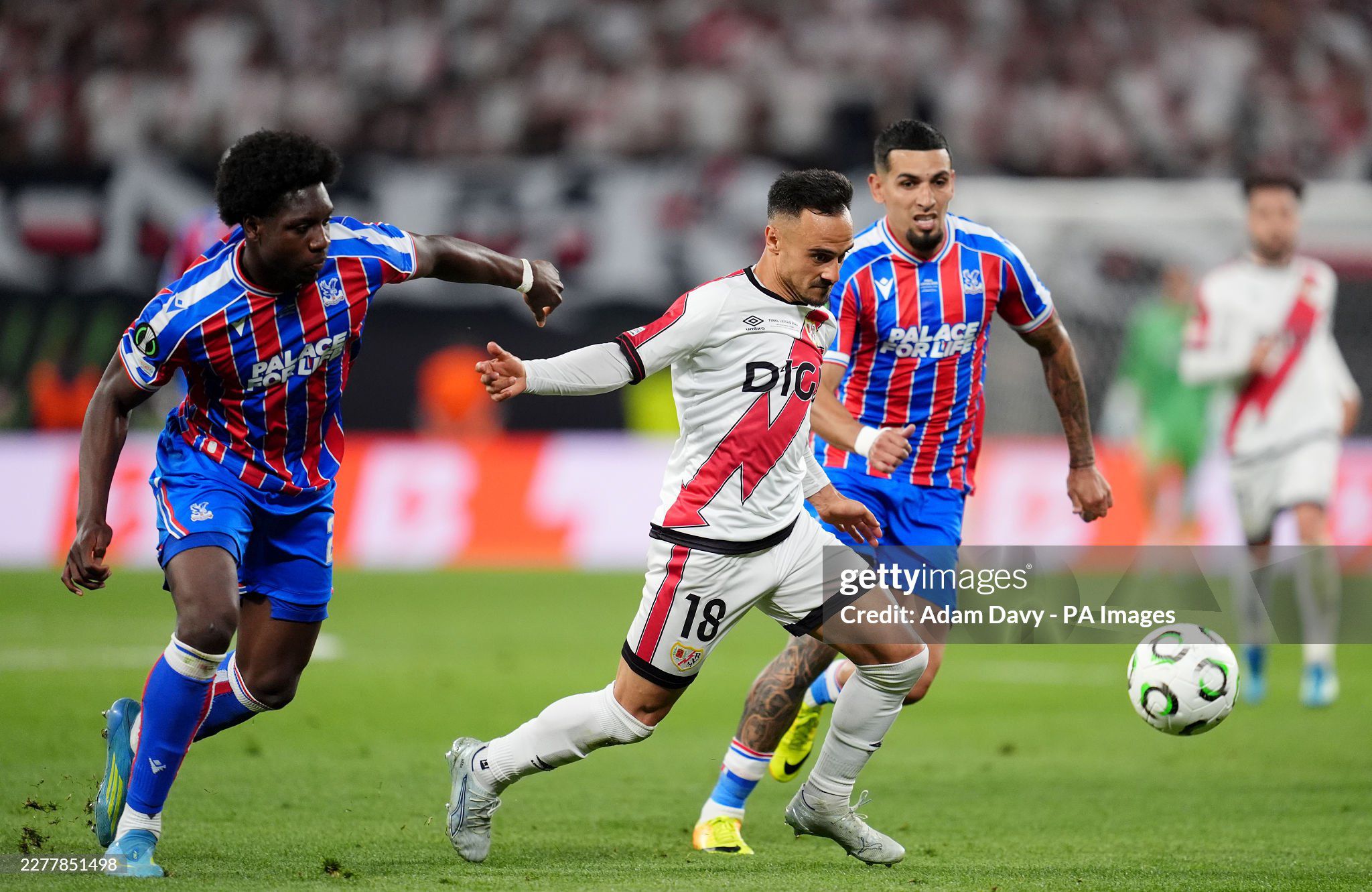 Crystal Palace vô địch Europa Conference League: Niềm vui vỡ òa, bật tung cảm xúc - 3