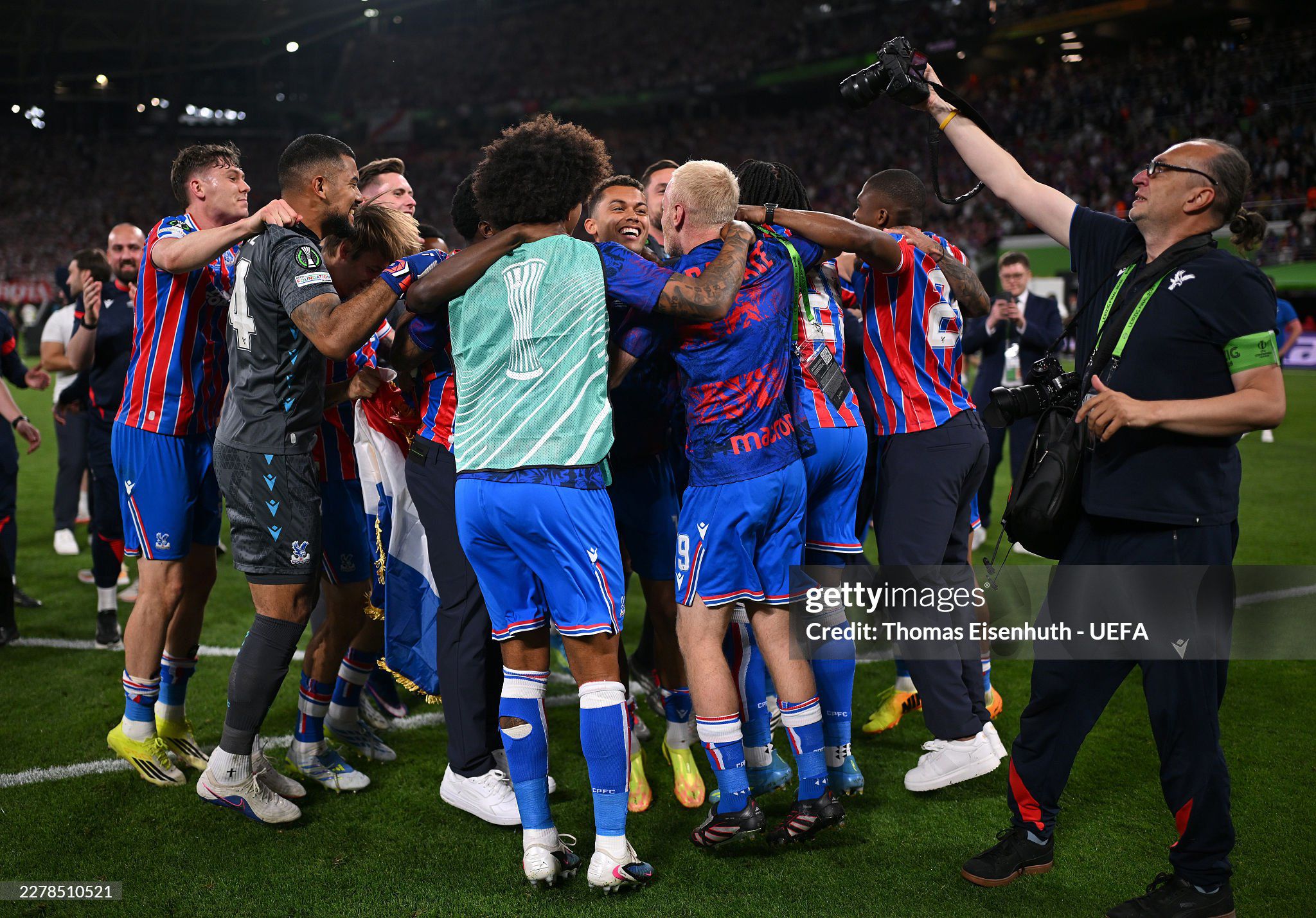Crystal Palace vô địch Europa Conference League: Niềm vui vỡ òa, bật tung cảm xúc - 4