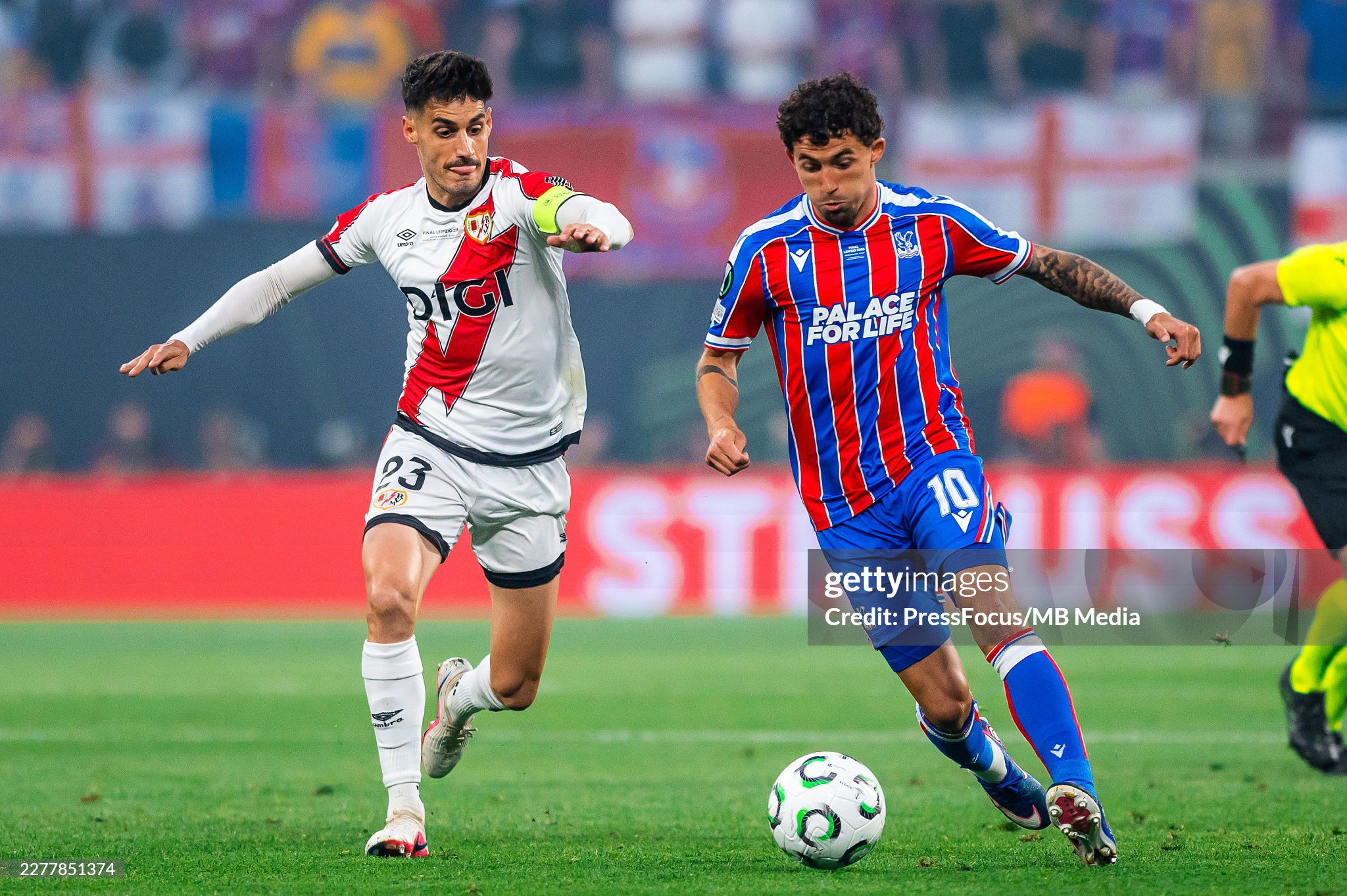 Crystal Palace vô địch Europa Conference League: Niềm vui vỡ òa, bật tung cảm xúc - 1