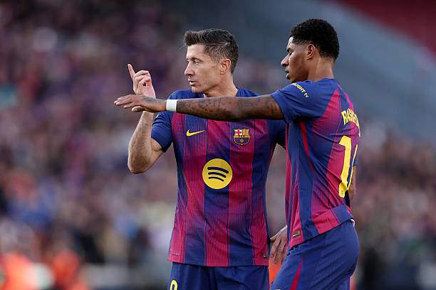 Barca "bỗng dưng giàu", mua Gordon và nhắm Alvarez: Tiền từ đâu ra? - 2