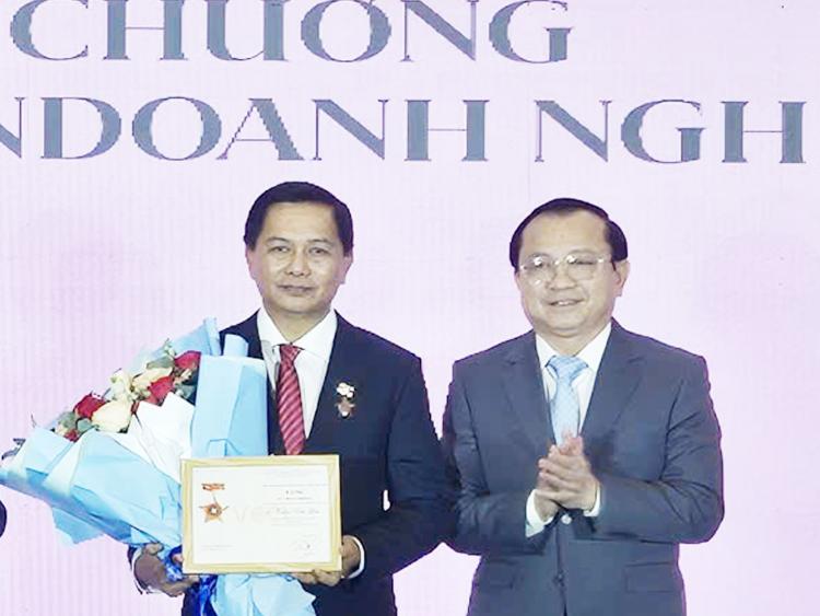 Bí thư Tỉnh ủy Vĩnh Long nhận kỷ niệm chương vì sự nghiệp phát triển doanh nghiệp